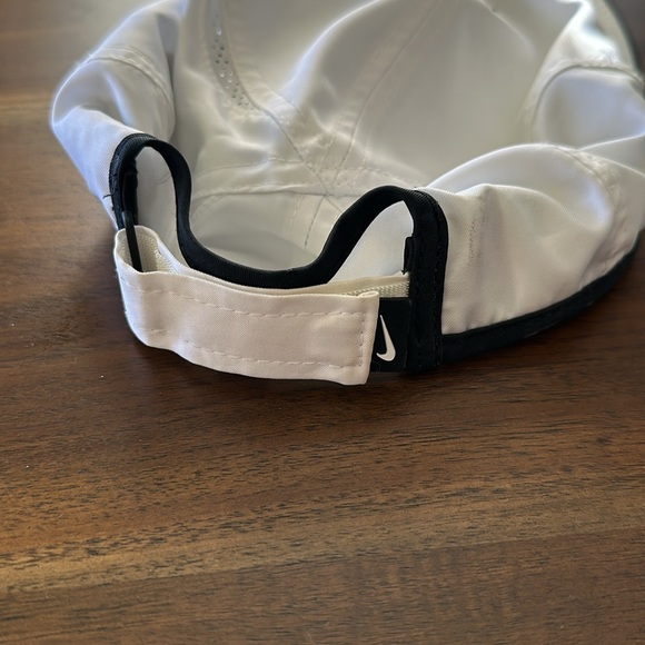 Nike Featherlight Dri-fit women’s golf hat. - Picture 2 of 3